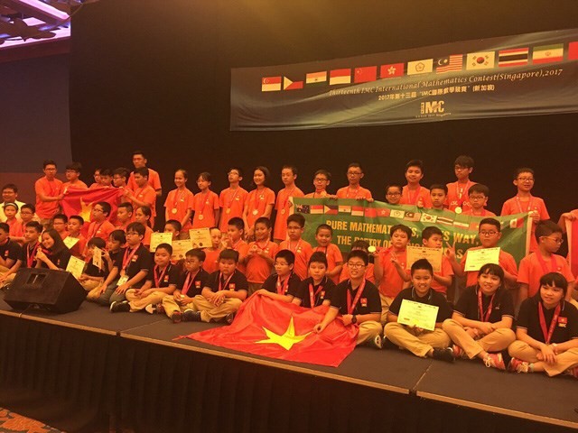 The delegation of Vietnamese students to the competition (Photo: hanoimoi.com.vn)