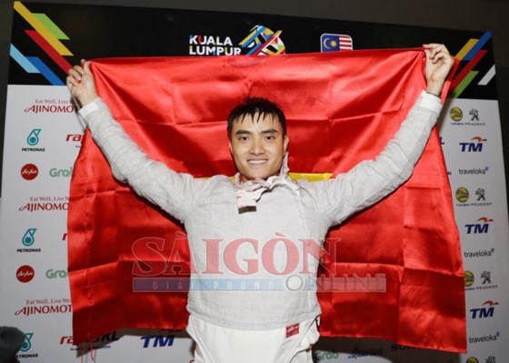 Fencer holding national flag at SEA Games opening ceremony wins gold medal
