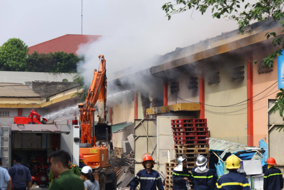 A huge blaze suddenly breaks out a warehouse inside the Hanoi Port