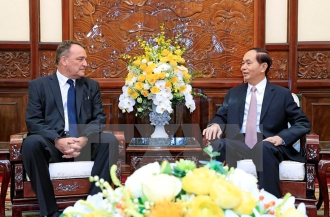 President Tran Dai Quang (R) and Slovakian Ambassador to Vietnam Igor Pacolak (Source: VNA) 