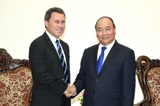 Vietnamese Prime Minister Nguyen Xuan Phuc receives vice president of ExxonMobil Group in Asia Pacific and Middle East Jon Gibbs