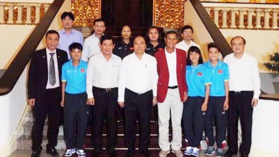 Prime Minister Nguyen Xuan Phuc poses with Vietnamese women football team
