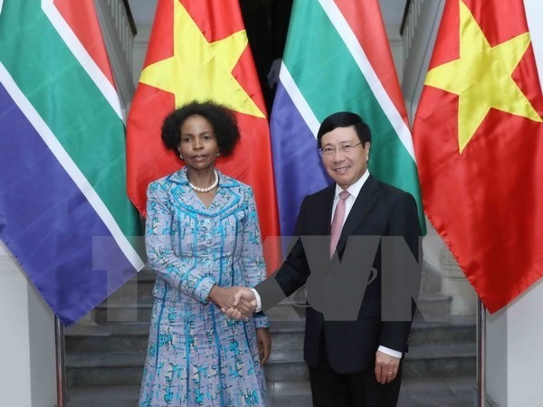 Deputy Prime Minister and Foreign Minister Pham Binh Minh Minh (R) welcomes South Africa's Minister of International Relations and Cooperation Maite Nkoana-Mashabane (Photo: VNA)