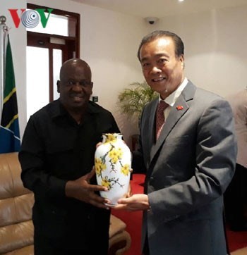 Vietnamese Ambassador Nguyen Kim Doanh (R) presents a gift to peaker of the National Assembly of Tanzania Job Yustino Ndugai. (Photo: VOV)