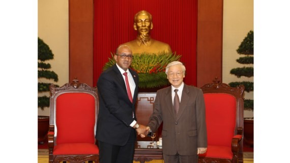 General Secretary of the Communist Party of Vietnam Nguyen Phu Trong and Cuban Ambassador to Vietnam Herminio López Díaz 