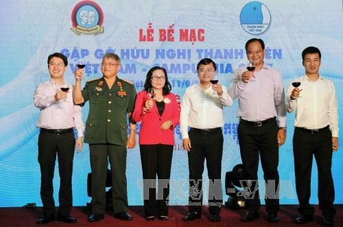 Vietnamese and Cambodian delegates raise glasses to round off the Vietnam - Cambodia youth friendship meeting 2017 (Photo: VNA)