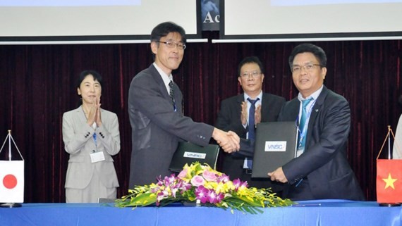 Leaders of VNSC and JAXA co- sign  a cooperation agreement on satellite data share