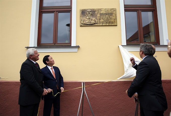 Deputy Prime Minister Vuong Dinh Hue visited the Trnava region, Slovakia, on Wednesday. In Horne Saliby town of Trnava, Deputy PM Hue and the authorities of Trnava and Horne Saliby inaugurated a plaque in memory of President Ho Chi Minh’s visit to the tow