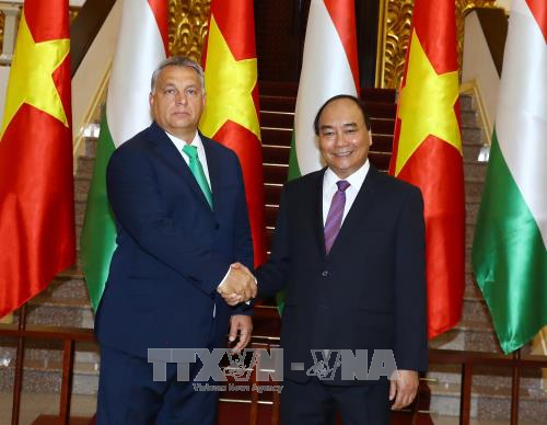 Prime Minister Nguyen Xuan Phuc (R) and his Hungarian counterpart Viktor Orban (Source: VNA)