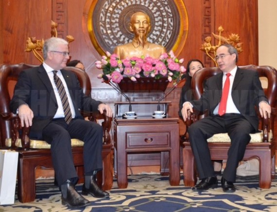 Secretary of the Ho Chi Minh City Party Committee Nguyen Thien Nhan (R) and Australian Ambassador to Vietnam Craig Chittick 
