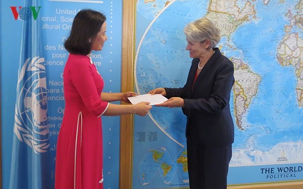 UNESCO Director-General Irina Bokova received credentials from Tran Thi Hoang Mai, the first female head of the Vietnam Permanent Delegation to UNESCO, in Paris on September 28. (Photo: VOV)