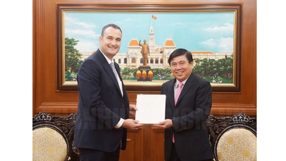 Ho Chi Minh City People’s Committee Chairman Nguyen Thanh Phong offers a souvenir to new Canadian Consul General  in Ho Chi Minh City Kyle Nunas (Photo: HCMC Gov)