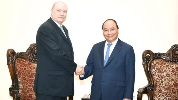 Vietnamese Prime Minister Nguyen Xuan Phuc (R) and Cuban Minister of Foreign Trade and Foreign Investment Rodrigo Malmierca Diaz 