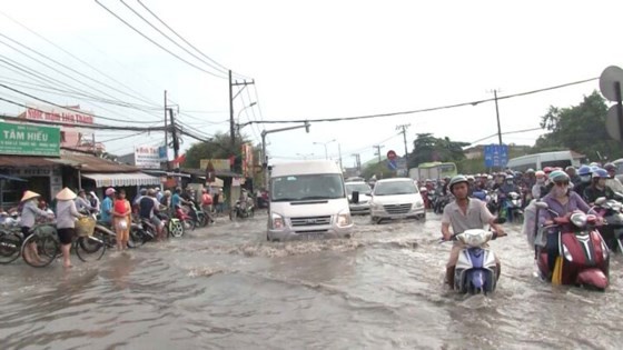 Heavy rain & high flood tide cause flooding and difficult traffic in Ho Chi Minh City