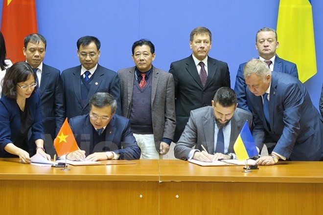 The two delegation heads sign the minutes of the Vietnam-Ukraine Inter-Governmental Committee on Economic-Trade and Scientific-Technological Cooperation's 14th meeting (Source: VNA)