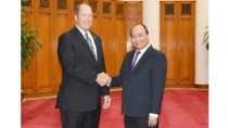 Vietnamese Prime Minister Nguyen Xuan Phuc  (R) and Ted Yoho, Chairman of the Asia and the Pacific Subcommittee at the US House Committee on Foreign Affairs