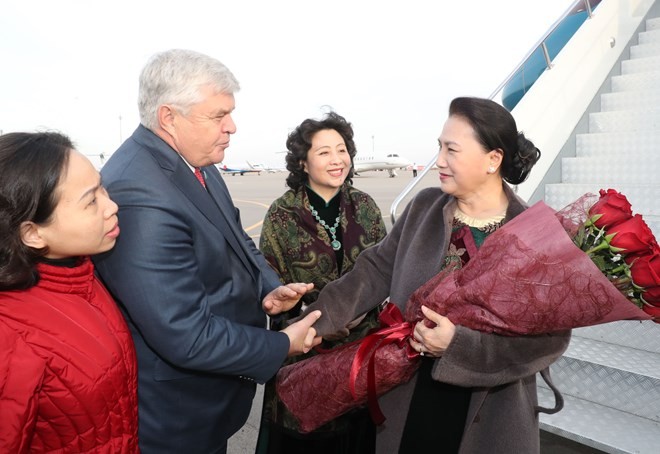 hairwoman of the National Assembly of Vietnam Nguyen Thi Kim Ngan (R) is welcomed at the Astana International Airport (Photo: VNA)
