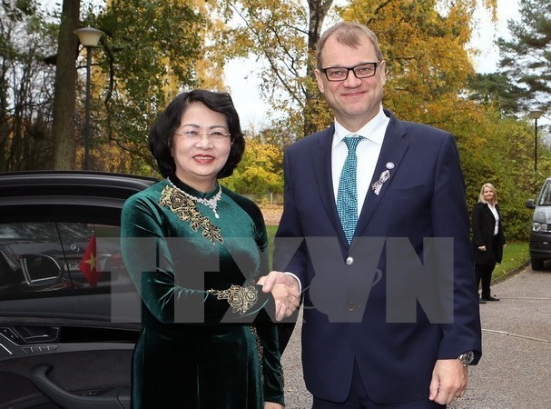 Vice President Dang Thi Ngoc Thinh (L) and Prime Minister of Finland Juha Sipila (Source: VNA)