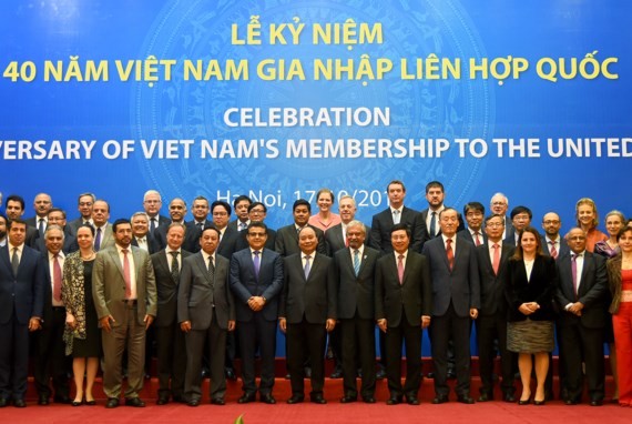 Vietnamese Prime Minister Nguyen Xuan Phuc poses with representative leaders of relevant ministries, departments and agencies and crowded representatives of foreign affairs and organizations of the United Nations