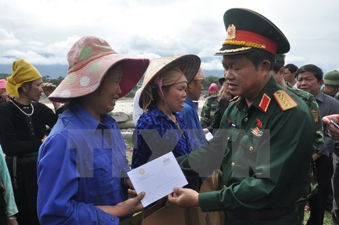 National Assembly Vice Chairman Do Ba Ty (R) visits flood victims in Yen Bai province on October 18 (Photo: VNA)