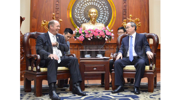 Secretary of the Ho Chi Minh City Party Committee Nguyen Thien Nhan (R) and  Mr. Ted Yoho, Chairman of the Asia and the Pacific Subcommittee at the US House Committee on Foreign Affairs (Photo: hcmcpv.org)