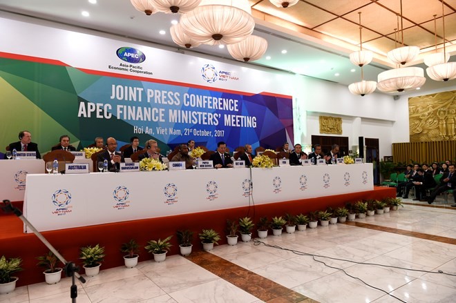 Officials at the joint press conference after the 24th APEC Finance Ministers' Meeting concludes (Photo: VNA)