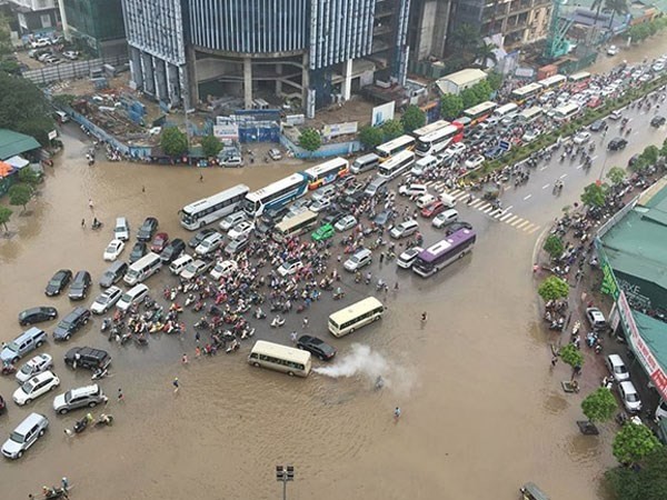 A 500-year flood cycle scheme to protect downtown Hanoi is part of a detailed flood prevention master plan that municipal agencies are working on. (Photo anninhthudo.vn)