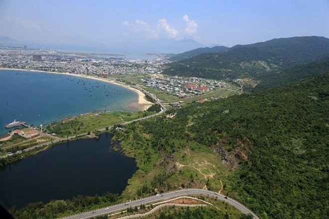 Hills, sea: A view of Son Tra Peninsula in Da Nang. (Photo: courtesy Helicop tour)
