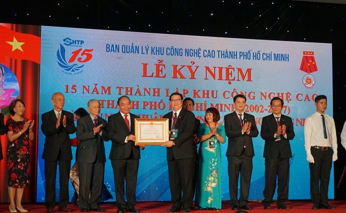 Prime Minister Nguyen Xuan Phuc awards the Labour Order, first class, to the Saigon Hi-Tech Park on October 29. Photo Thu Hang