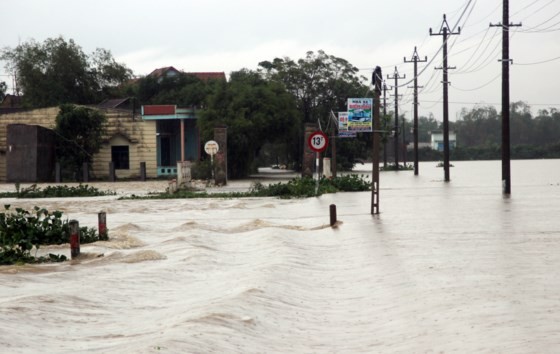 Houses in Binh Dinh are isolated due to flooding 