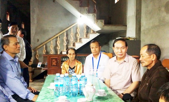 President Tran Dai Quang visits  flood- hit area in Da Nang city