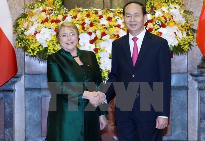 President Tran Dai Quang (R) and Chilean President Michelle Bachelet Jeria (Source: VNA)