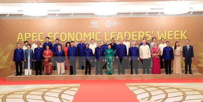 Delegation heads to the APEC Economic Leaders' Week pose for a group photo at a Gala Dinner on November 10 (Source: VNA)