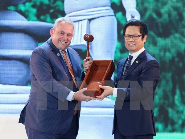 Chairman of the Vietnam Chamber of Commerce and Industry Vu Tien Loc (R) and Papua New Guinea’s Minister in charge of APEC Justin Tkatchenko (Source: VNA)
