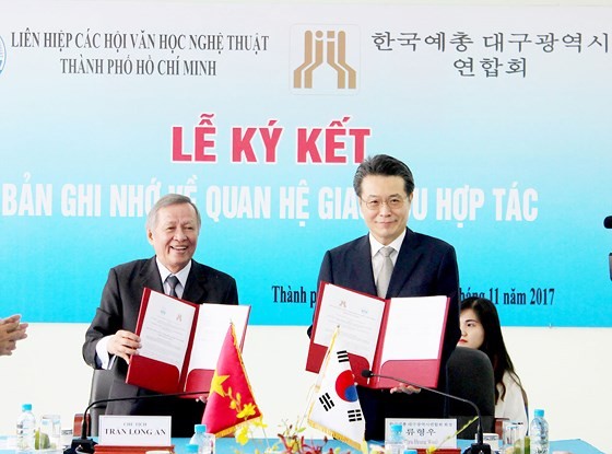 The signing ceremony of the Memorandum of Understanding  between Ho Chi Minh City Literature and Arts Association and Daegu Literature and Arts Association of South Korea