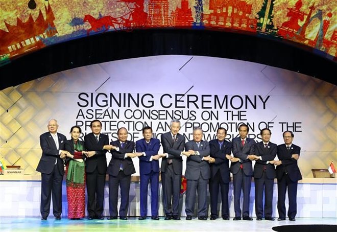 Prime Minister Nguyen Xuan Phuc (fourth from left) at the signing ceremony of ASEAN Consensus on the Protection and Promotion of the Rights of Migrant Workers (Photo VNA)