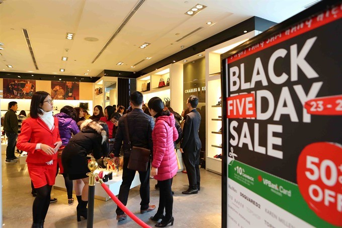 Black Friday sale on at the Vincom Ba Trieu Shopping Centre in Hanoi. — VNA/VNS Photo 
