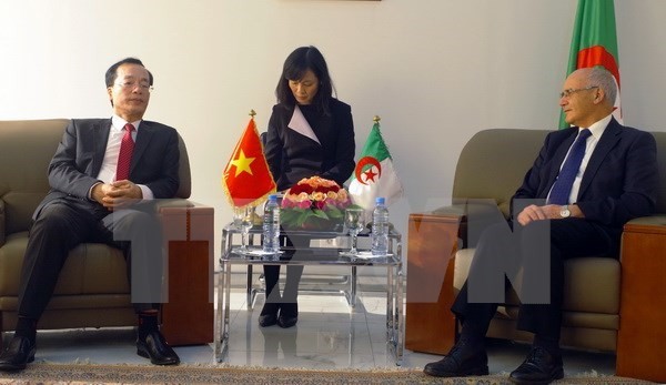 Vietnamese Minister of Construction Pham Hong Ha (L) at a meeting with Algerian Minister of Industry and Mines Youcef Yousfi (Photo: VNA)