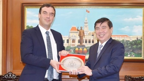 Chairman of the Ho Chi Minh City People’s Committee Nguyen Thanh Phong offers a souvenir to Israel Ambassador to Vietnam Nadav Eshcar 