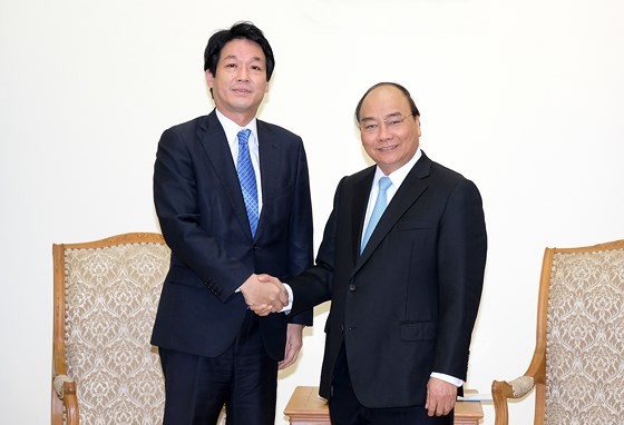 Vietnamese Prime Minister Nguyen Xuan Phuc (R) and Special Advisor to the Japanese Prime Minister Sonoura Kentaro