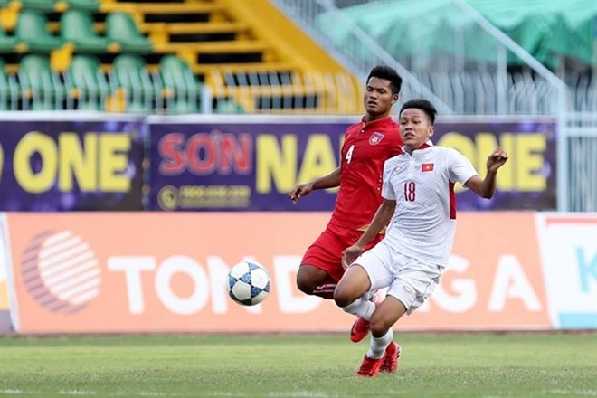Truong Tien Anh of Vietam's U19 team vies for a ball against Min Moe Kyaw of Myanmar during their match in Can Tho. (Photo: Vietnamnet.vn)