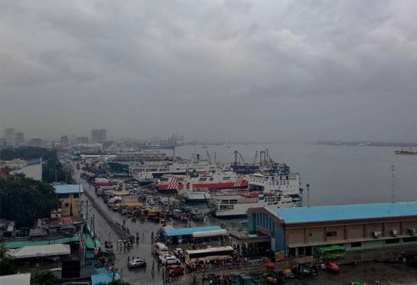 Sea vessels are docked at the Cebu City port area on December 15 after they were barred from travelling because of bad weather (Source: www.philstar.com)