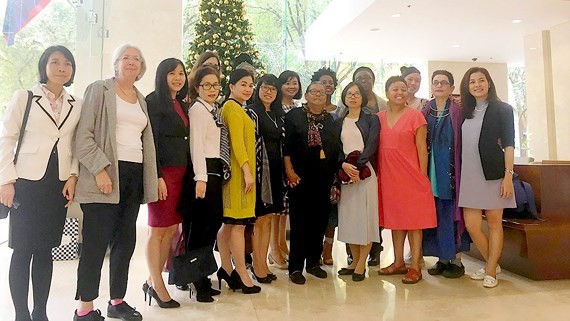The US social activists pose with female journalists of Saigon Giai Phong  Newspaper