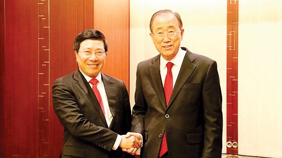 Deputy Prime Minister, Minister of Foreign Affairs of Vietnam Pham Binh Minh (L) and  former Secretary-General of the United Nations Ban- Ki- moon