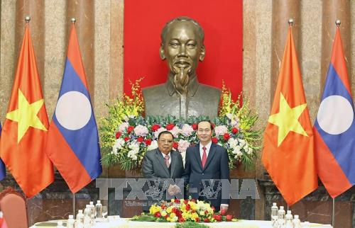 President Tran Dai Quang (R) and President of Laos Bounnhang Vorachith (Photo: VNA)