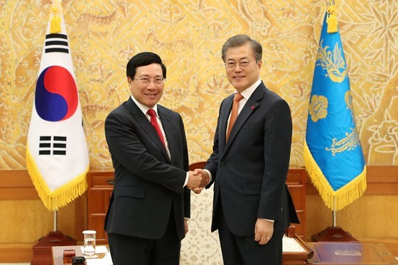 Minister of Foreign Affairs of Vietnam Pham Binh Minh (L) and President of South Korea Moon Jae-in (Photo: VGP)