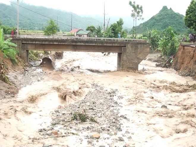Part of a bridge in Son La province was washed away by floodwater (Photo: VNA)