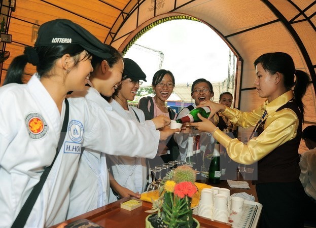 Visitors taste wine at the event (Source: VNA)