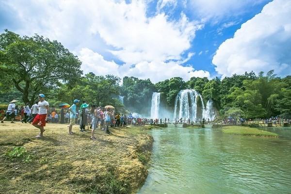 Visitors to Ban Gioc Waterfall in Cao Bang province (Photo: VNA)