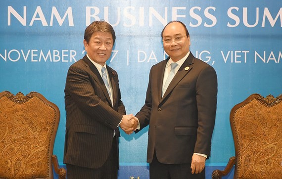 Vietnamese Prime Minister Nguyen Xuan Phuc and Japanese Economic Revitalization Minister Toshimitsu Motegi (Photo:VGP)